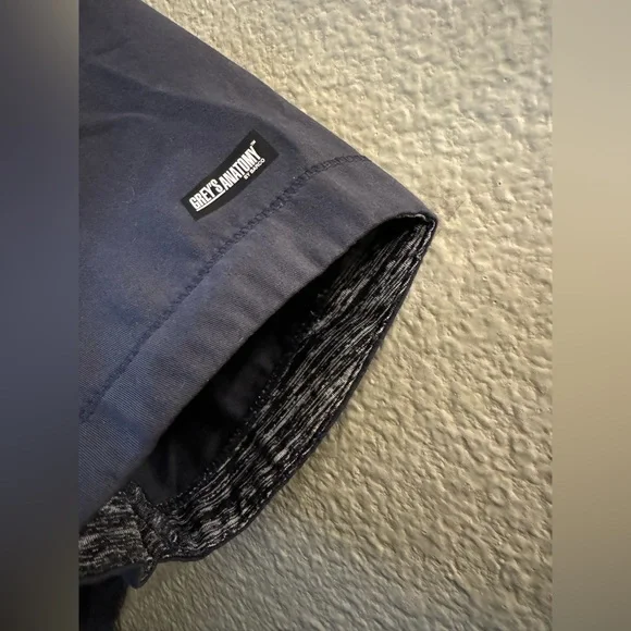 Grey's Anatomy Women Scrubs - Picture 2 of 4